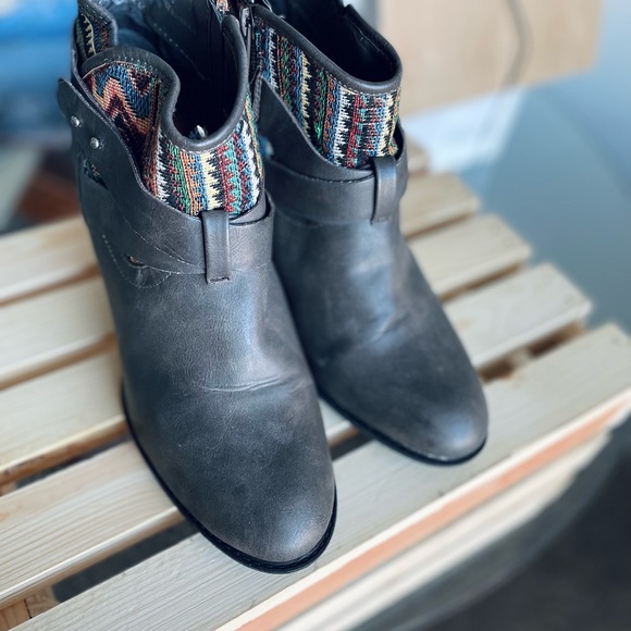Aztec patterned grey ankle boot - Picture 3 of 9